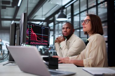 Tahmini Afro-Amerikan Veri Analisti Finansal KPI Kontrol Paneli İzleyen Adam