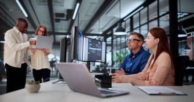 Ofisteki Masaüstü Monitöründe E-fatura İşlemleri Dijital Hesaplayıcı.