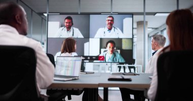 Medikal Profesyoneller, Transplantasyondaki takım toplantısı için video üzerinden işbirliği yapın. Bir Çeşitli Grup