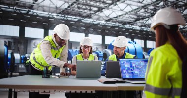 Yetenekli Teknisyen ve Genç Mühendis Otomatik Santral Operasyonlarını Yakından İzleyin.