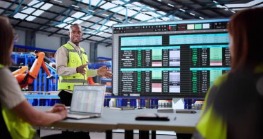 Tedarik Zinciri 'ndeki çeşitli depo çalışanlarını eğitmek. Lojistik Analistlerden oluşan bir ekibe bir panel sunuyorum.