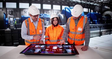 Elektrik Santralindeki Elektrik Üretimi SCADA Kullanan Adam Tarafından Kontrol Ediliyor.