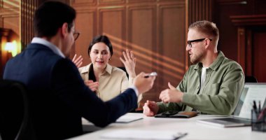 Finansal Danışmanlık için Aile Boşanma Avukatıyla Genç Çiftler Toplantısı.