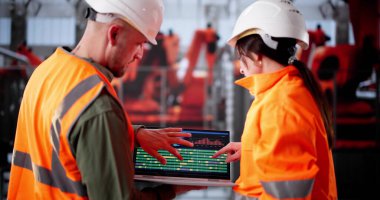 İspanyol Mühendis Elektronik Çip Üretim Tesisinde Ekip Lideri