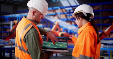 Depo Otomasyon Mühendisleri Takımı dizüstü bilgisayar kullanarak OSHA teftişi yapıyor. Meslek: Mühendis, Teknisyen