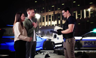 Kaotik Olay Yeri Polis Memuru ve Tanık Belgesi Araba Kazası.