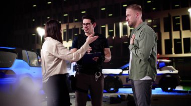 Tartışmacı Latin Kadın Kaza Mahalli 'nde Kanun Koyucu ile Çatışmaya Girdi.