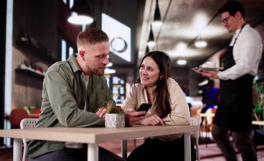 Gülümseyen Latin Barista Mutlu Restoran Misafirlerine Sabah Kahvesini Getirdi