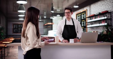 Gülümseyen Kafe İşçisi, Bustling Kahve Dükkanı 'nda Memnun Müşteriye Hizmet Etti