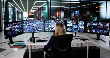Güvenlik Odası: Bilgisayarlı CCTV Kamera Sistemi İşleten Kadın
