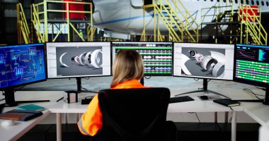 Uçak bakımı ve onarım teknisyeni bilgisayarda 3D yazılım kullanıyor.