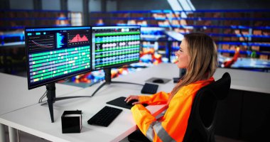 Depo Lojistiği Yöneticisi Kadın Paket Merkezi Masaüstü Bilgisayarını Kullanıyor.