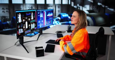 Kadın Mühendis Elektrik Santrali Kontrol Odasında Gaz Türbini İşletiyor.