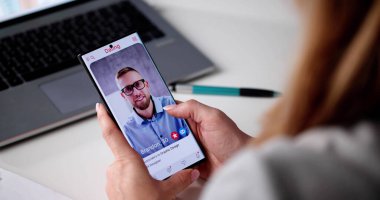 Erkek ve Kadın Cep Telefonu Kullanarak Randevu Uygulamasında Uyumlu.