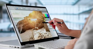 Graphic Tasarım Yazılım Kullanarak Dizüstü Bilgisayarda Genç Kadın Düzenleme Videosu.