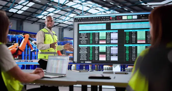 Tedarik Zinciri 'ndeki çeşitli depo çalışanlarını eğitmek. Lojistik Analistlerden oluşan bir ekibe bir panel sunuyorum.