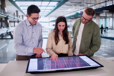 Endüstriyel Otomasyon Sistemi için Büyük Verileri Analiz eden Genç Latin Mühendis.