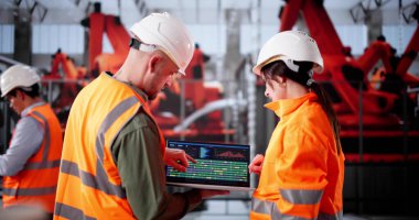 Genç Latin Mühendis Elektronik Araba Fabrikasında Yarı iletken Ekipmanı Denetliyor.