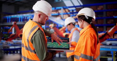 İspanyol Depo Mühendisi Teftiş için Dizüstü bilgisayar kullanarak Lojistik Ekibi yönetiyor