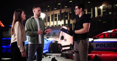 Endişeli İspanyol Çifti Araba Kazasından Sonra Genç Latin Ailesini Rahatlatmış.