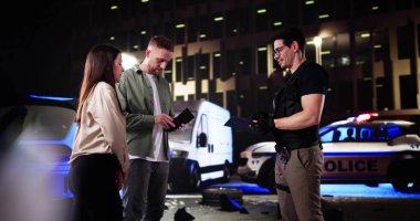 İspanyol Adam ve Kadın Araba Kazası, Polis Memuru Notları.