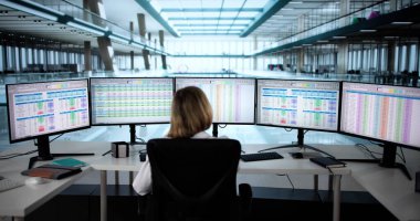 Stresli Doktor, Hasta Verilerini Bilgisayarda Hesap Tablosuyla Analiz Ediyor