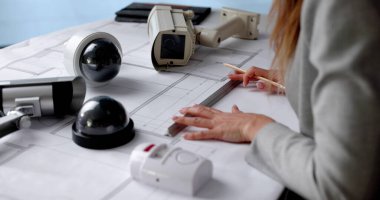Kadın Mimar Kamera Planları ile CCTV Güvenlik Alarm Sistemi Tasarladı.