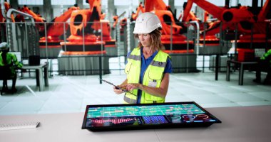 Fütüristik Dokunmatik Ekranlı Endüstriyel Santralde Scada Sistemini İşleten Kadın Mühendis.