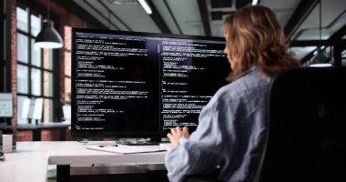 Kadın Web Geliştiricisi Meksika Ofisinde Bilgisayar Kodu İcat Etti