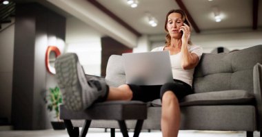 İçişleri Bakanlığı 'nda koltuk değneği ve dizüstü bilgisayar kullanan Mutlu Kadın.