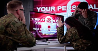 Güvenlik görevlisi askeri merkezde kontrol odası ihlalini gözlemliyor.