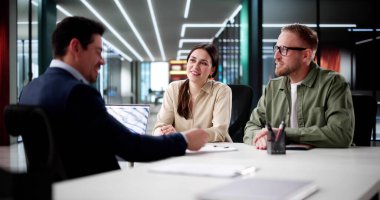 Finansal Gelecek Tartışması: Çift Ofiste İspanyol Planlamacıyla Tanışıyor.