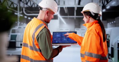 Modern Fabrika Mühendisi ve Yüksek Teknoloji Endüstriyel Tesisi Denetleme Ekibi. Genç İspanyol Kadın