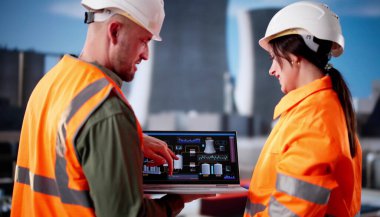 Genç Latin Adam Nükleer Santralde Kontrol Sistemi Kontrol Ediyor.