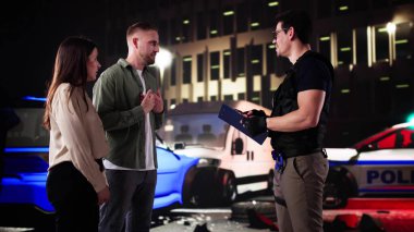 Acil Müdahale: İspanyol Polis Memuru ve Endiseli Aile