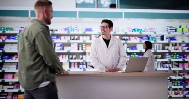 Latinx Man Eczane Tezgahında İlaç Ödeyecek