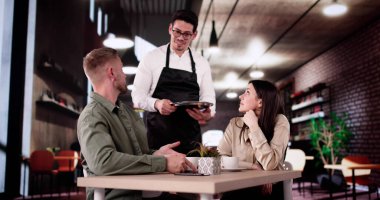 Restauranttaki Kötü Hizmet Üzerine Yöneticiyle Hayal kırıklığına uğramış İspanyol Çifti Tartışması