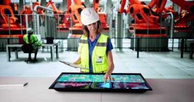 Fütüristik Teknolojiyle Sanayi Santralinde SCADA Sistemini İşleten Mühendis.