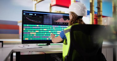 Dışarıya Aktarma Portunda Scada Sistem Kontrol Paneli Kullanan Kadın Mühendis