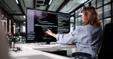 Ofis Masasında Yazılım Kodu Üzerinde Çalışan Kadın Web Geliştirici