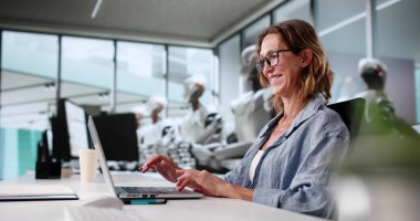 Yapay Zekanın Geleceği: Robotlar İş Gücü 'nü devralıyor, İnsan Görevlerini Değiştiriyor.