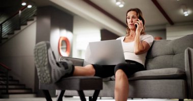 Bacağı sakat, evinde koltuk değneği kullanan mutlu beyaz kadın..