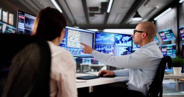 Finansal Veri Analizi. Bir grup insan birlikte çalışıyor..