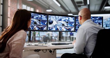 Güvenlik Operatörü Güvenlik Görüntüleri Yönetimi için Çoklu CCTV Kameralarını Gözetliyor.