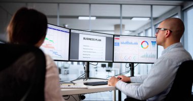 Bilgisayar ekranında yeni bir iş planı belgesi oluşturuluyor. Girişimcilik Fırsatları Geniş ve Heyecanlı