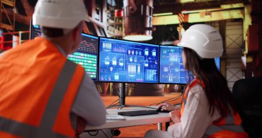 Çelik fabrikasında Otomasyon Sistemi kullanan Genç İşçiler Ekibi