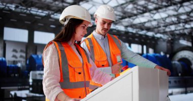 Elektrik santralini çalıştırmayı öğrenen genç bir kadın. Yeni Yağ Rafineri Çalışanları Ağı