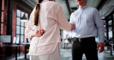 Düzenbaz İşadamı Elini sıktı, İhanetle Parmaklarını çaprazladı.