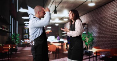 Kafedeki Çatışma: Genç İşçi Kabadayıya Karşı Duruyor