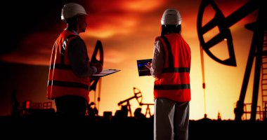 Mühendis, çölde petrol ve gaz arama ekipmanlarını denetliyor..